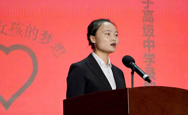 张桂梅同志先进事迹宣讲报告团成员作报告。