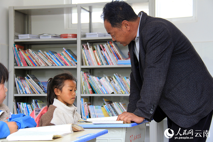 陸學華正在課堂上輔導學生。人民網記者 程浩攝