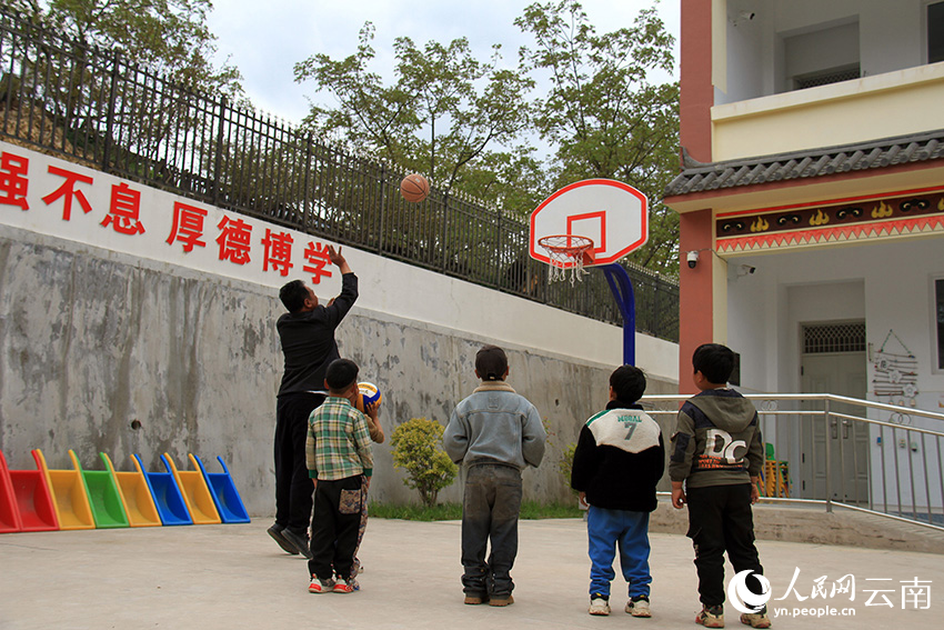陸學華陪學生們打球。人民網記者 程浩攝 (2)