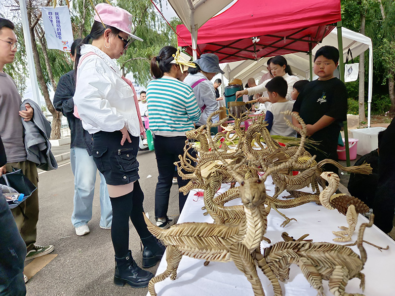 非遗展区内人头攒动。玉溪市江川区融媒体中心供图