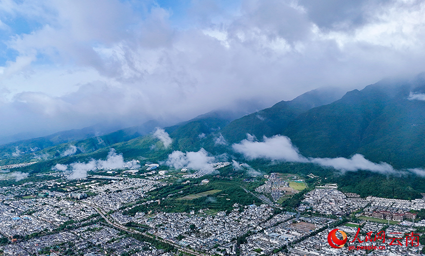 雨后苍山云遮雾绕。王昌宗摄
