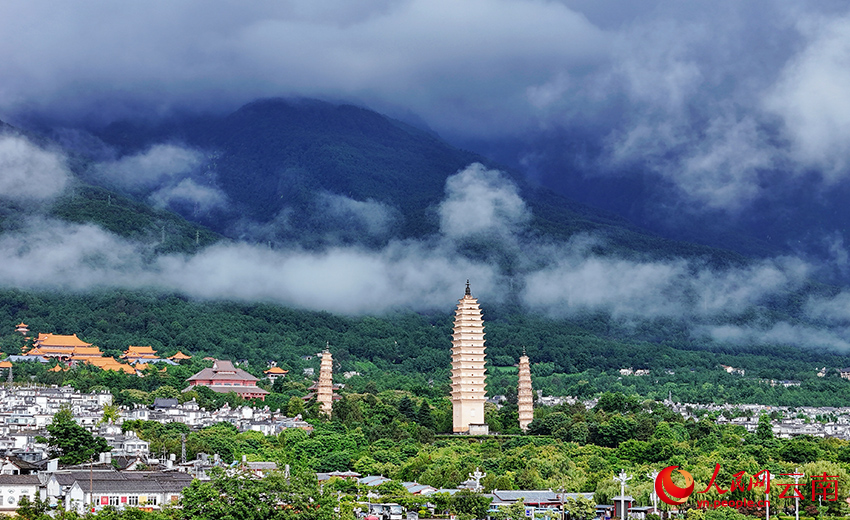 雨后，蒼山腳下的大理三塔風光。王昌宗攝