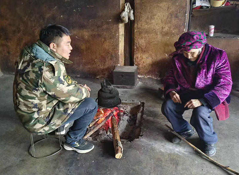 常文斌（左一）看望关英秀老人。常向伟摄