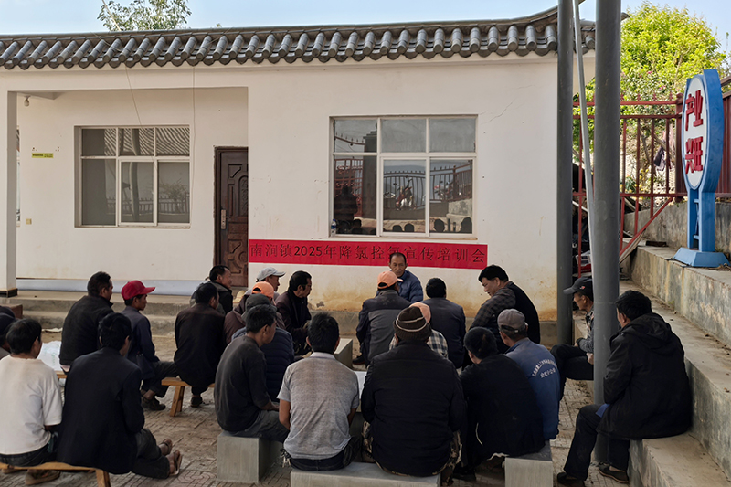议事小院正在开展生产技术培训。鲁子贤摄