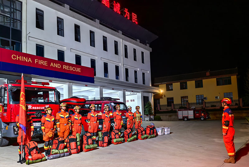 云南洱源发生5.0级地震,消防迅速集结。 大理州消防救援支队供图