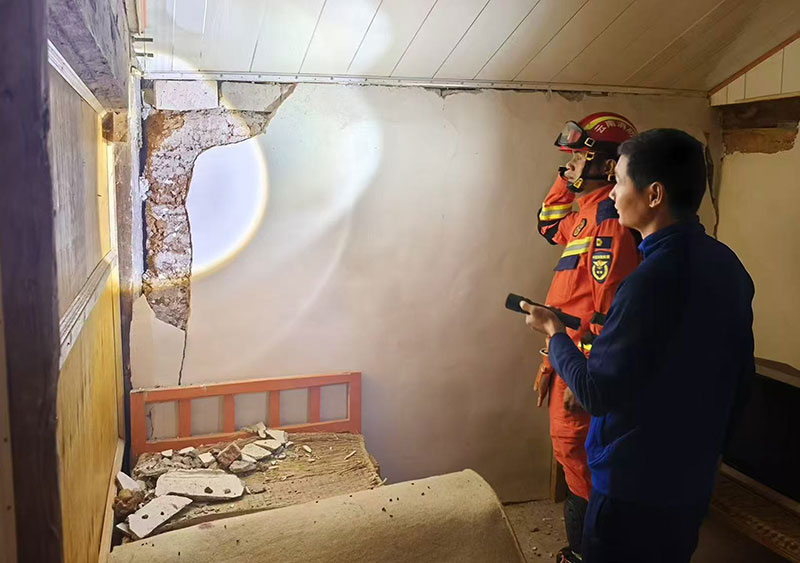 云南洱源发生5.0级地震,民房有开裂现象。 大理州消防救援支队供图