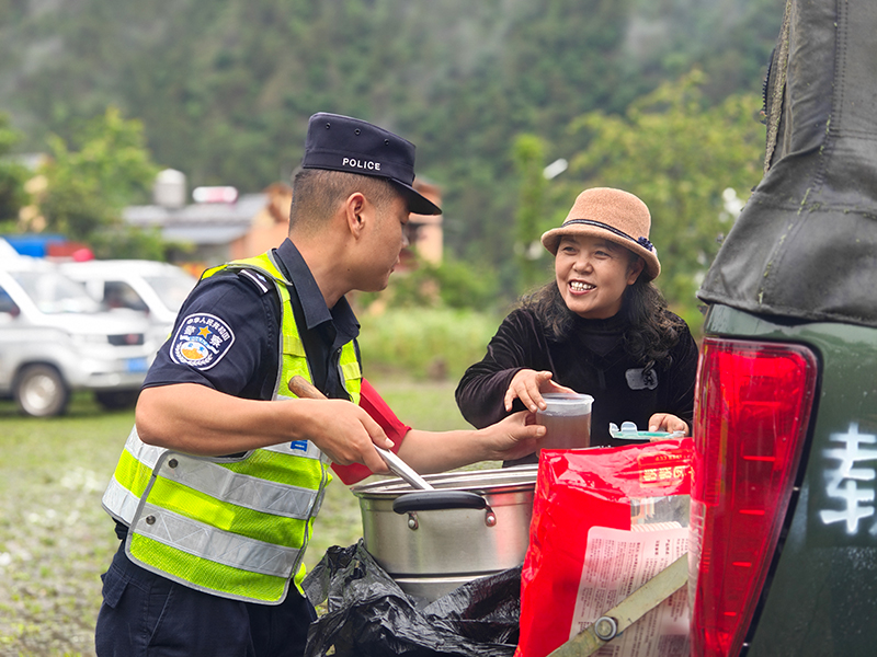 民警为游客盛暖心姜汤。怒江州委宣传部供图