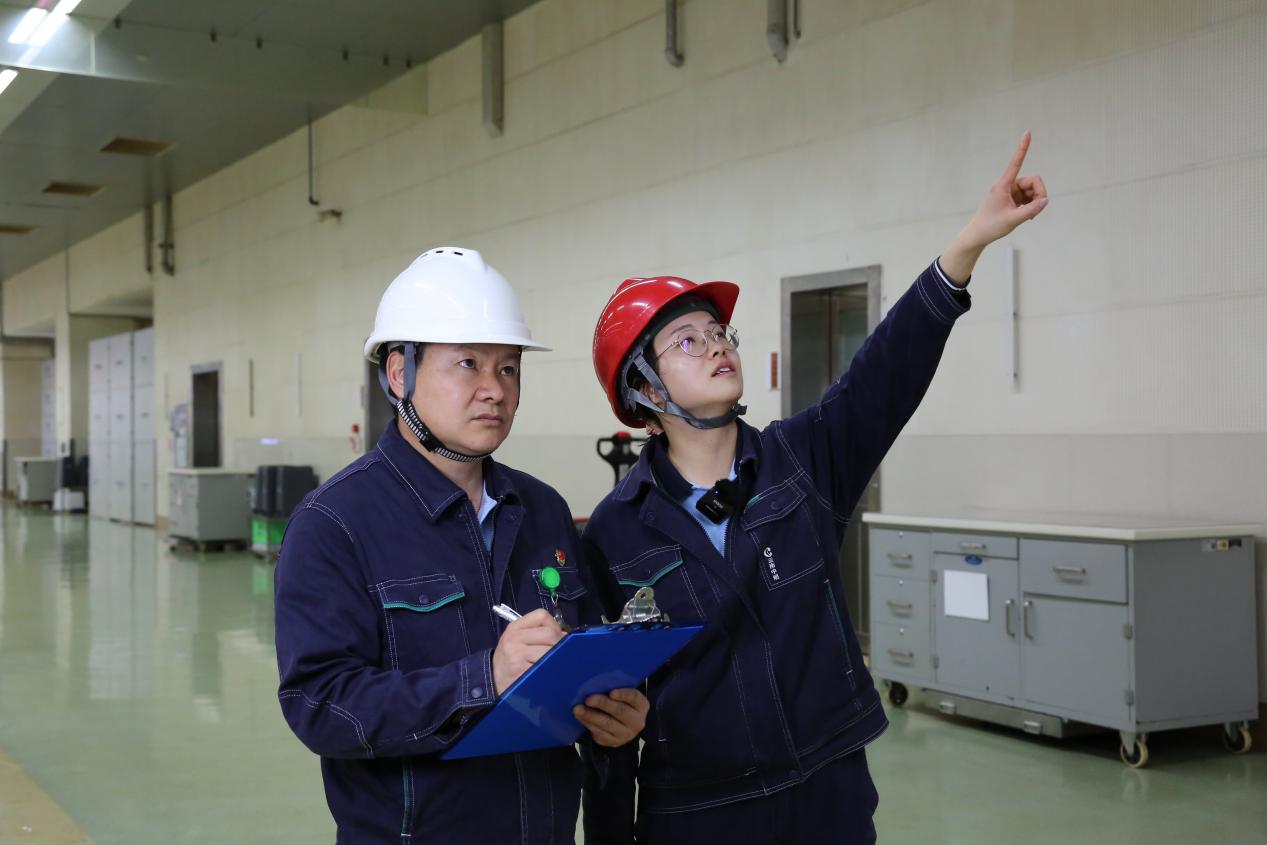 图1 王建敏（左）和戴龙珠（右）正在施工现场