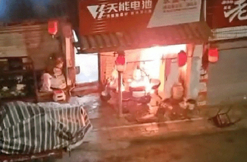 店铺突发火灾现场监控画面。 普洱消防供图