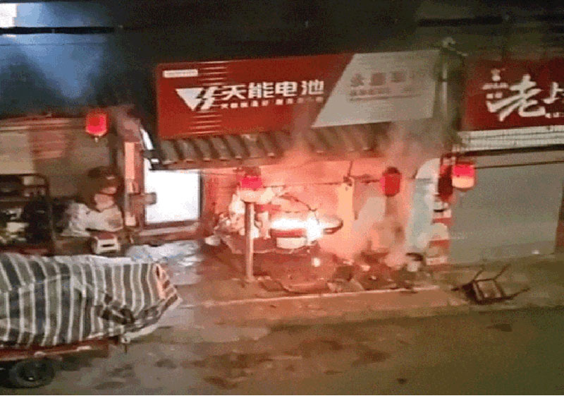 店铺突发火灾现场监控画面。 普洱消防供图