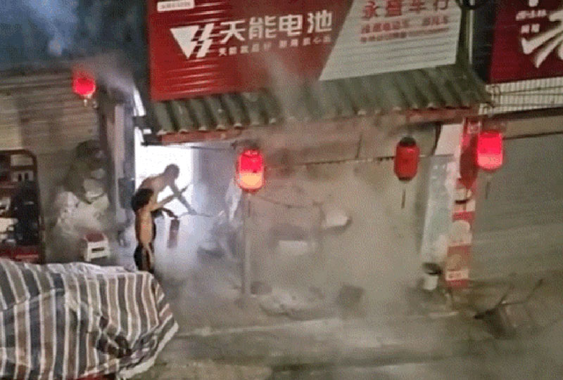 店铺突发火灾时间的现场监控画面。 普洱消防供图