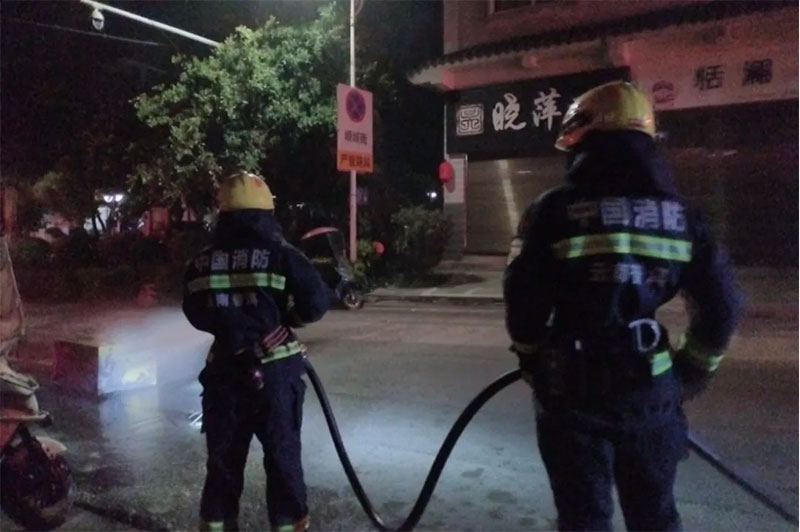 普洱消防抵达起火店铺。 普洱消防供图