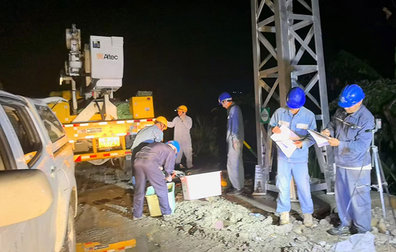 工作人员正在抢修电力。