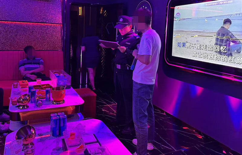 民警巡查KTV。