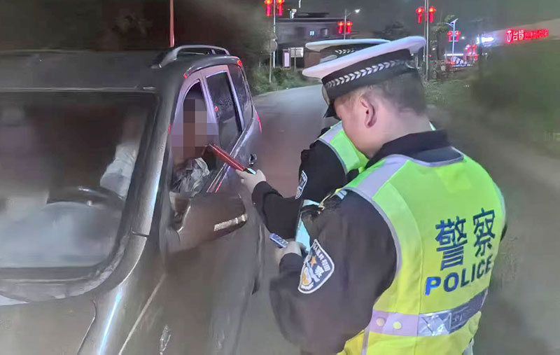 執勤中的交警。