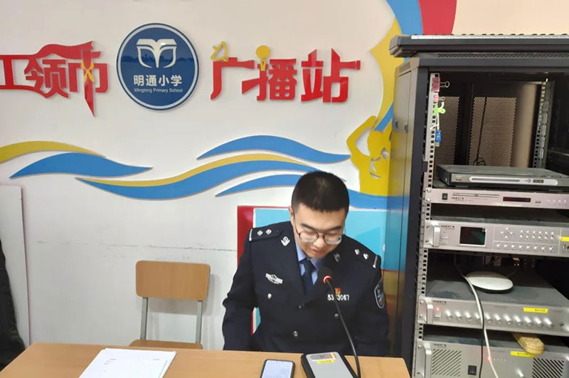 民警通過校園廣播宣講禁毒知識。