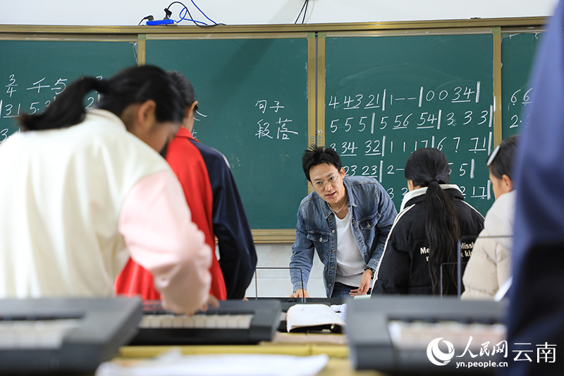 5月29日，宋智斌老師和往常一樣，來到龍潭鄉中心完小，教孩子們彈電子琴。楊佳燕攝