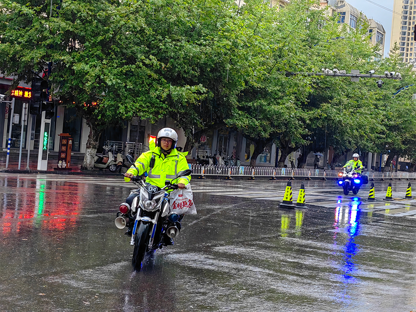 【3】罗平骑警将考生遗忘在公交车上的笔袋取回。曲靖市公安局供图