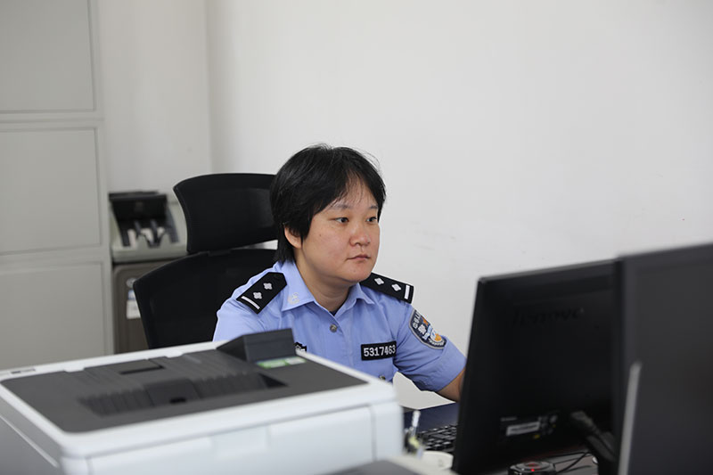 工作中的曾露慧。