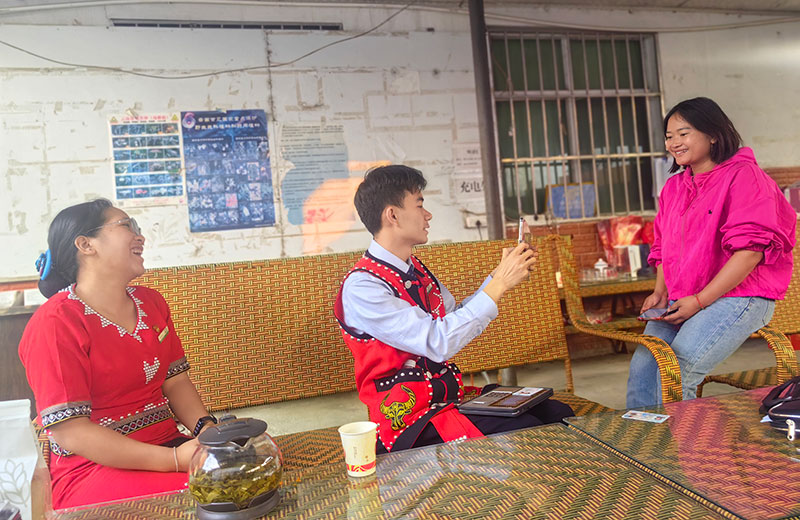 西盟支行员工（左一左二）在南亢村给村民办理业务。