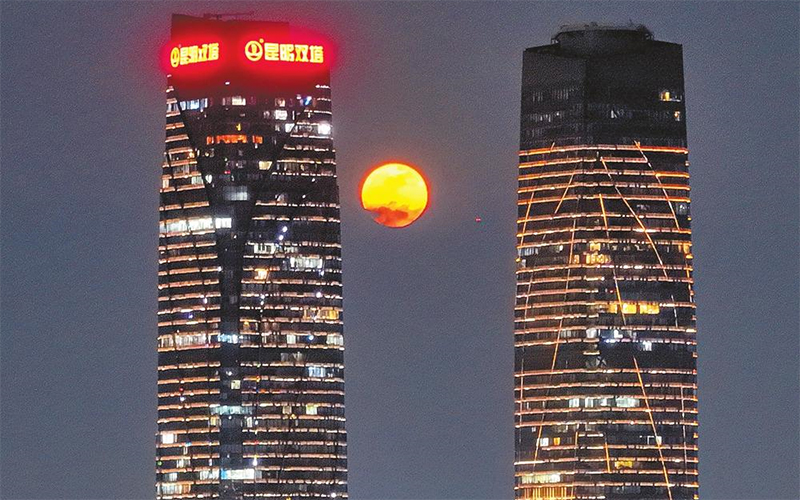 今年最低满月现身夜空