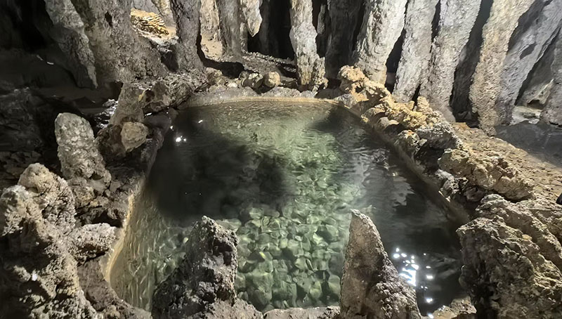 大天坑熔洞内清泉。
