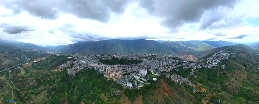红河县县城航拍全景(毛敬华摄)