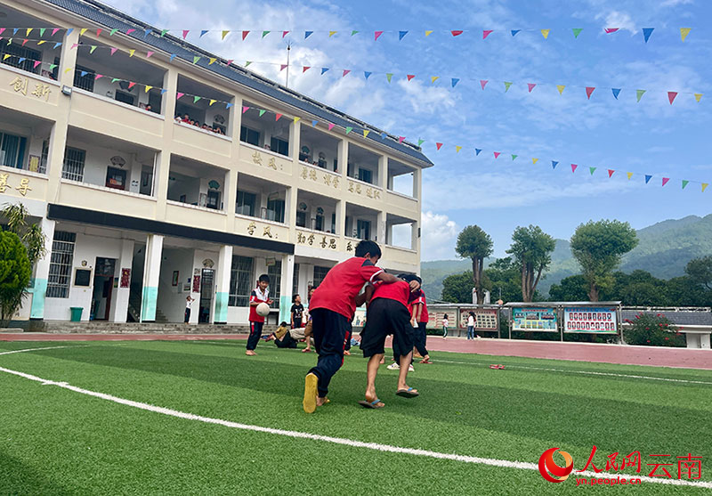 罗岗小学的运动场上，孩子们在尽情快乐。人民网记者-程浩摄