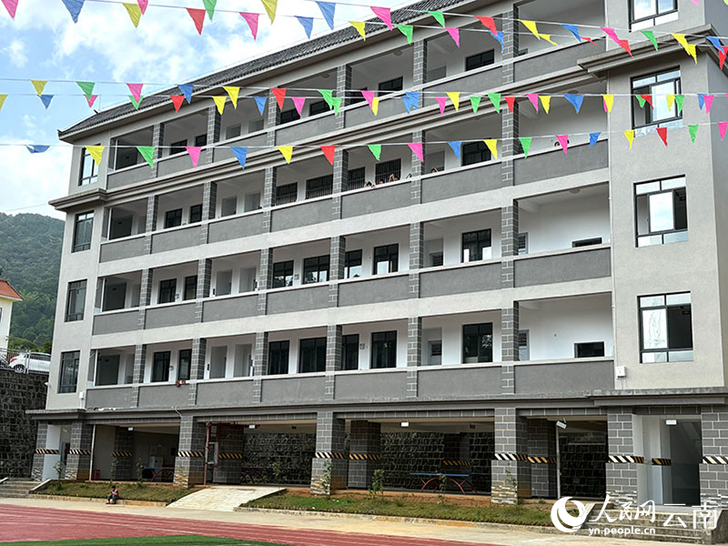 罗岗小学新建的综合楼。张聆珊摄