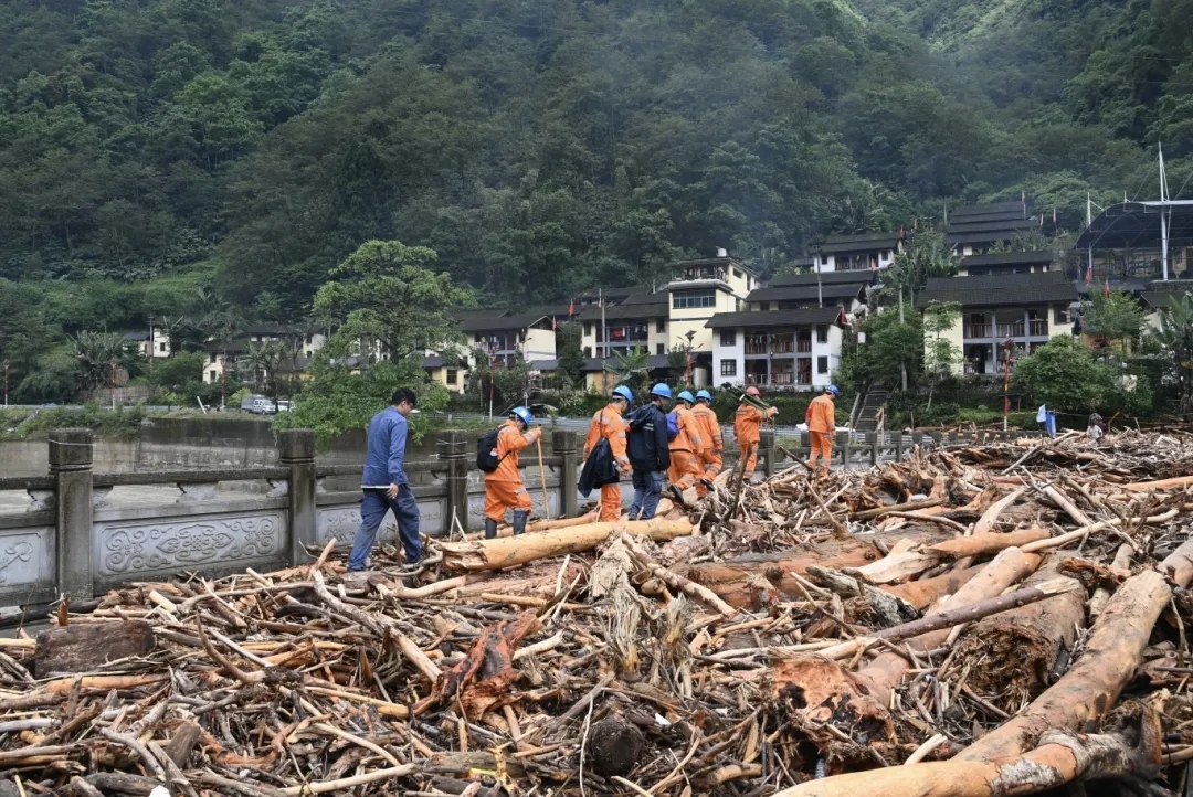 6月5日，南方電網雲南怒江供電局搶險人員徒步越過障礙物進行現場搶修工作。賴增鵬攝