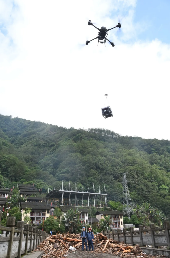 6月5日，南網通航公司員工利用載重無人機把柴油發電機運送到江對岸的村庄，給村民們送去光明。賴增鵬 攝