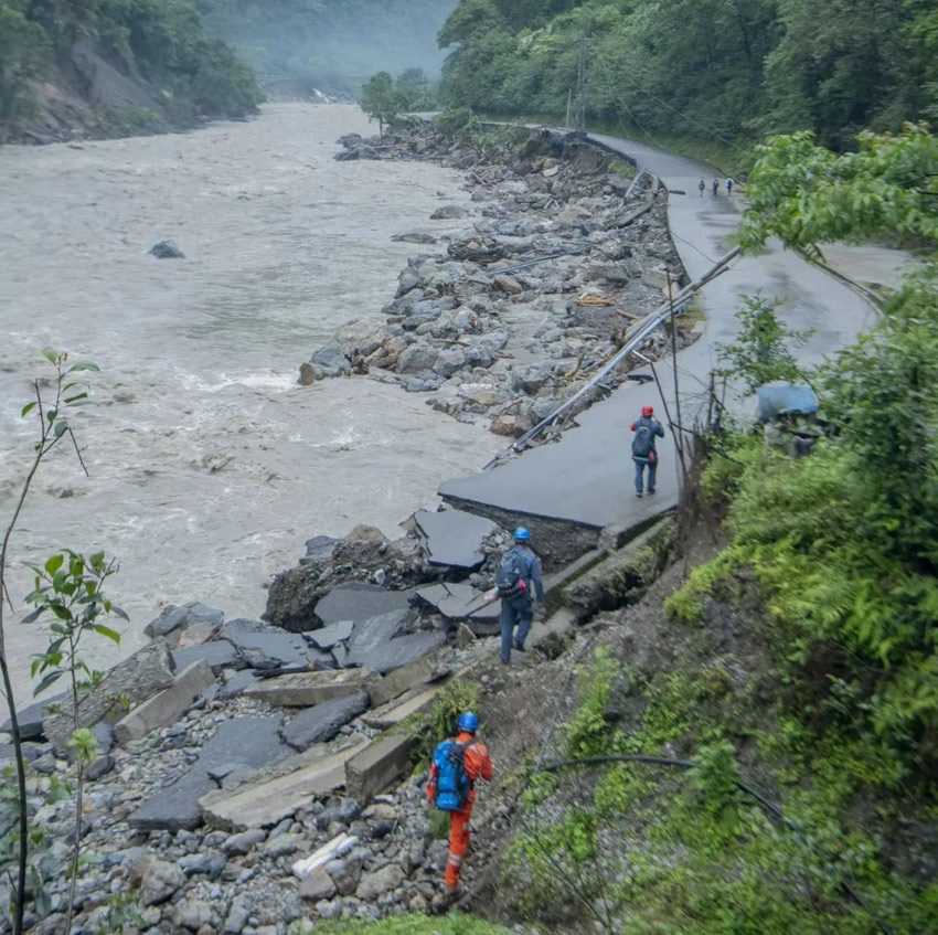 6月4日—7日，雲南電網搶險人員在泥濘險路中輾轉跋涉70余公裡，爭分奪秒開展搶修。王和星 攝