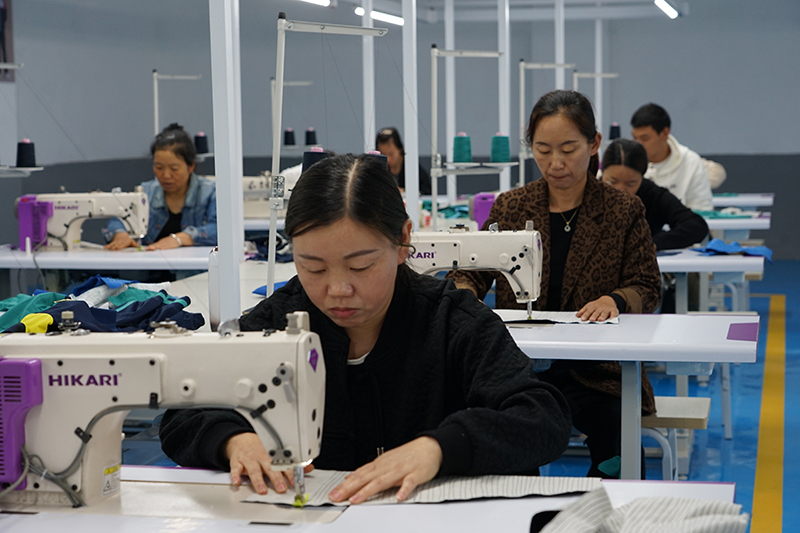 陆康服饰有限公司组织工人们进行上岗培训。