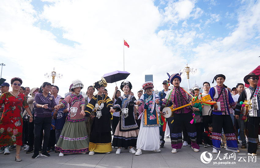 6月18日，昆明东风广场完成修复正式对公众开放，图为现场打跳互动。尹元家摄