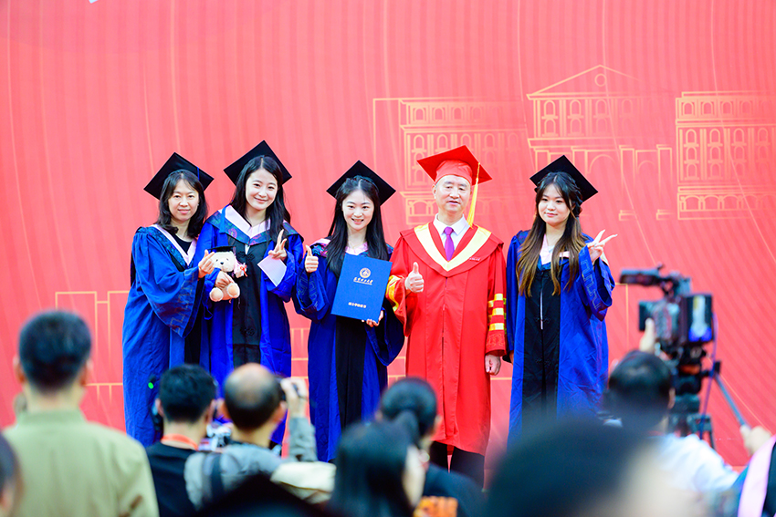 毕业生与校领导合影。昆明理工大学供图