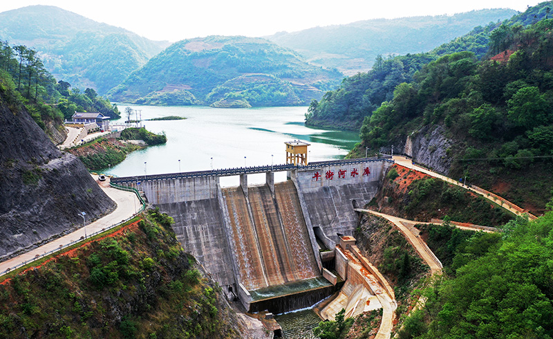 当地一烟草部门援建的水库。赵净刚摄