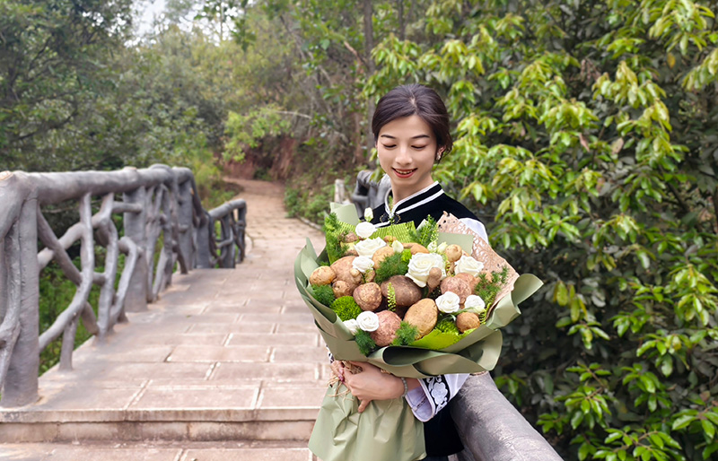 一位女孩手捧野生菌花束-南華縣委宣傳部供圖
