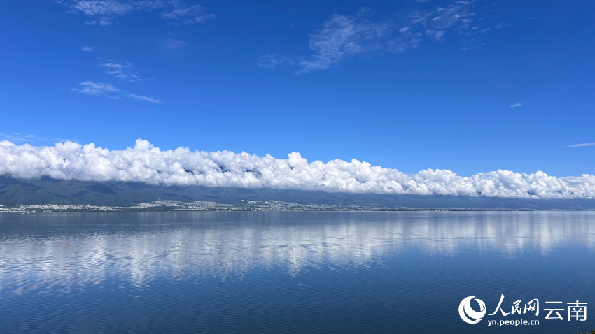 临近中午的苍山洱海风光。杨岳雷摄