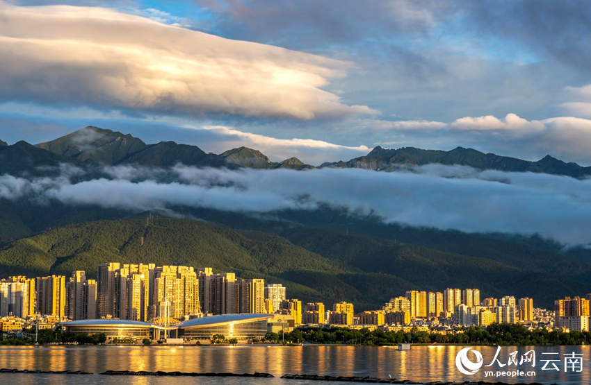 清晨的苍山洱海风光。由滨岩摄