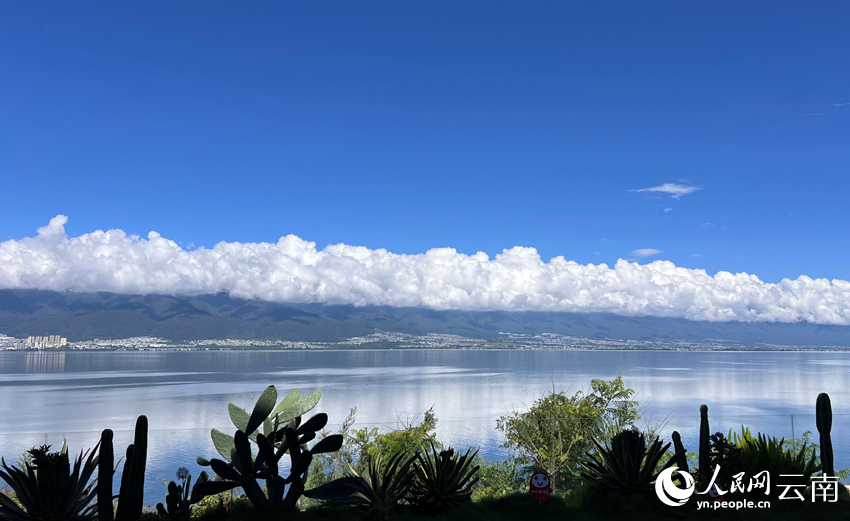临近中午的苍山洱海风光。杨岳雷摄