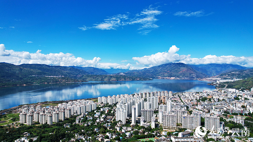巧家县城的高峡平湖景观。巧家县融媒体中心供图