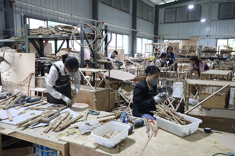 2025年6月24日，雲南羲之竹文化科技有限公司，工人在加工筇竹家具。楊全偉攝（1）