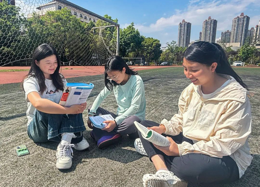 临床肿瘤学院208宿舍合影。昆明医科大学供图