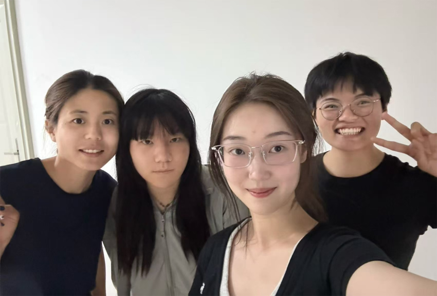 口腔医学院博雅园4304宿舍合影。昆明医科大学供图