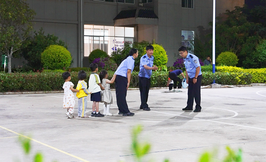1永定派出所民辅警和小孩在篮球场做游戏。永仁县公安局供图