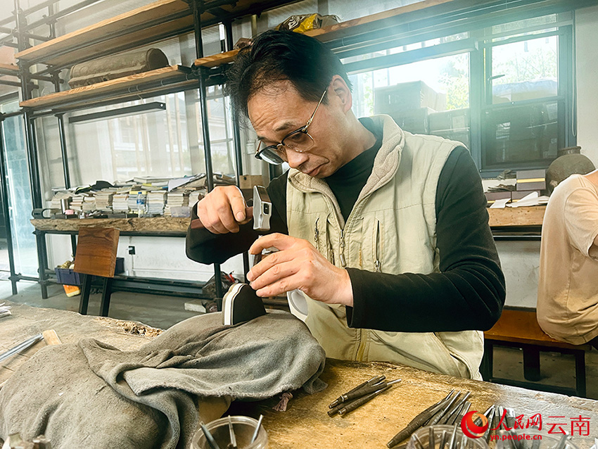 一名匠人正在制作银器。人民网记者-程浩摄
