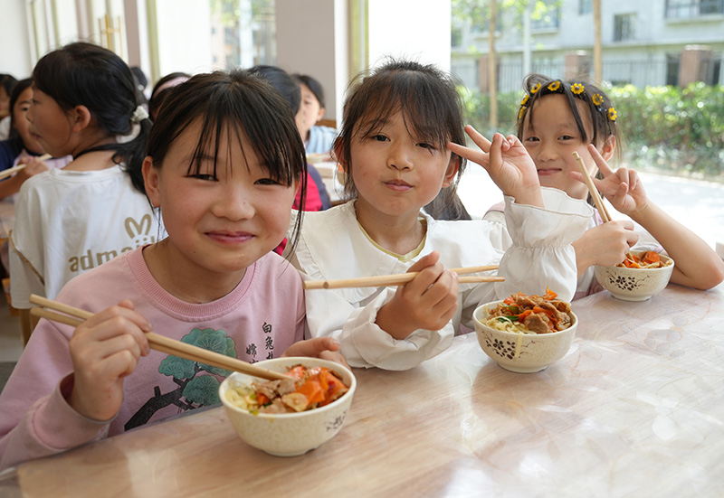 2025年7月6日，“暑期托管班”学生吃午餐