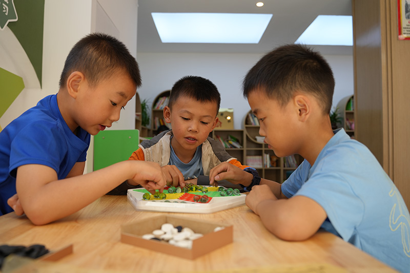 “暑期托管班”学生玩益智游戏。