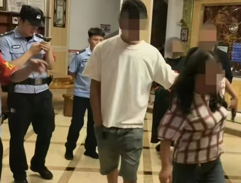 民警在李某报警酒店查看情况。李永波摄