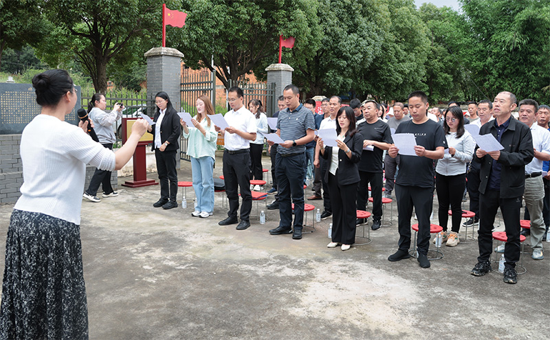合唱《沒有共產黨就沒有新中國》。